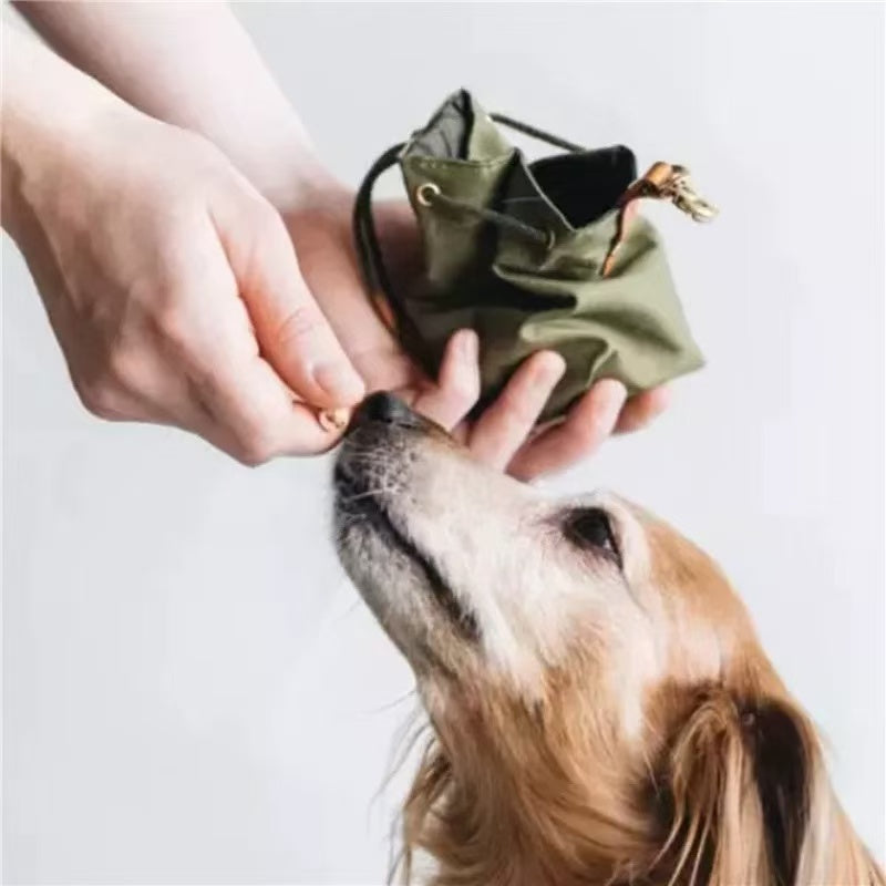ペット用(猫や犬)の屋外で使いやすい折りたたみ式の厚手で防水性のあるキャンバス製の水鉢