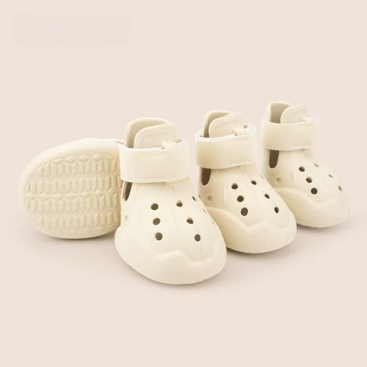 小型犬と中型犬用の犬用シューズ、テディやビションフリーゼ向けのソフトソールで、外出時に汚れを防ぐための脱げにくい靴です。