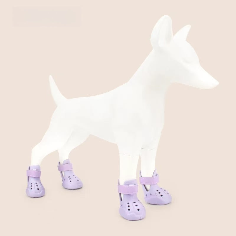 小型犬と中型犬用の犬用シューズ、テディやビションフリーゼ向けのソフトソールで、外出時に汚れを防ぐための脱げにくい靴です。
