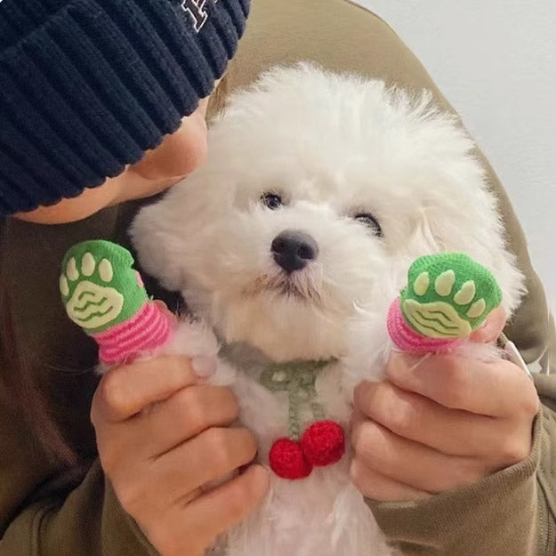 ネコ用の靴下、ペット用の足袋、ネコの引っ掻き防止用の爪カバー、手袋。犬用の滑り防止足袋、汚れ防止用の靴で、外に履いても外れにくいもの。